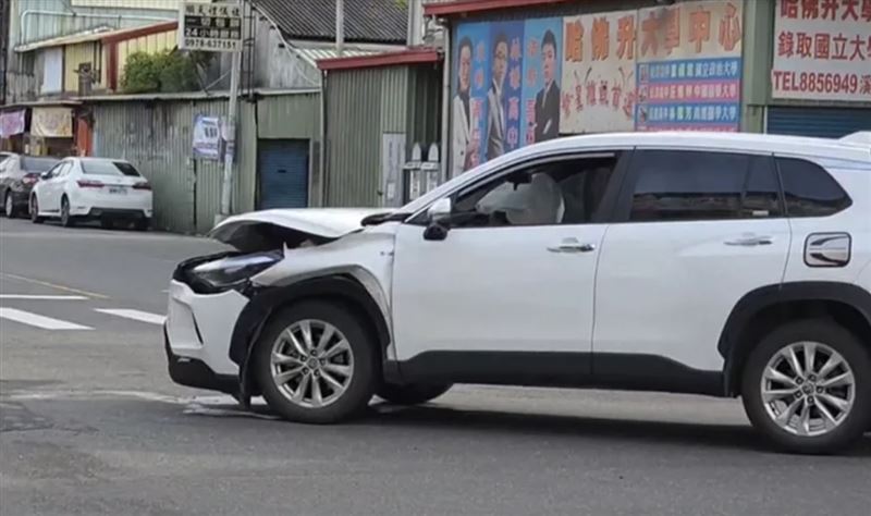 撞擊力道猛烈,白色車輛引擎蓋嚴重內凹。(圖/翻攝畫面)
