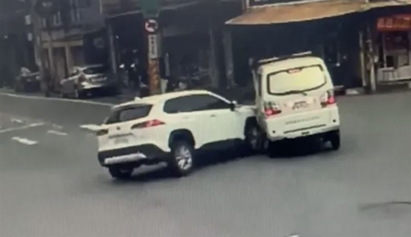 彰化救護車執勤遭攔腰撞飛！2人受傷送醫