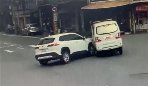 彰化救護車執勤遭攔腰撞飛！2人受傷送醫