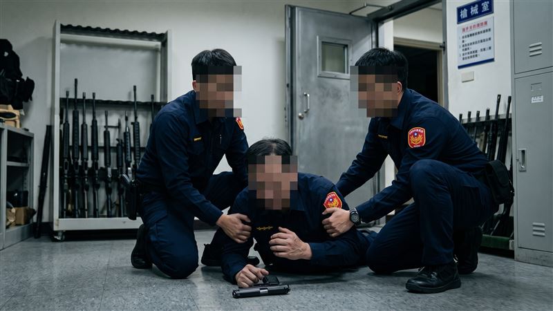 員警在派出所服務期間,因感情與家庭糾紛,趁休假期間,回派出所,到槍械室取手槍試圖自戕,被其他員警察覺阻止,才未釀成憾事。(示意圖/AI製圖)