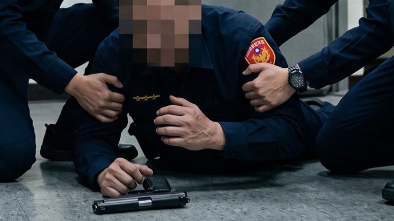 員警闖槍械室「取槍自戕」同仁驚險阻憾事
