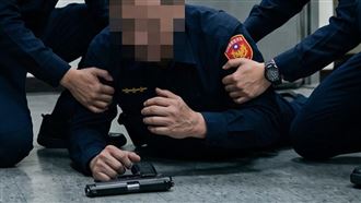 員警闖槍械室「取槍自戕」同仁驚險阻憾事