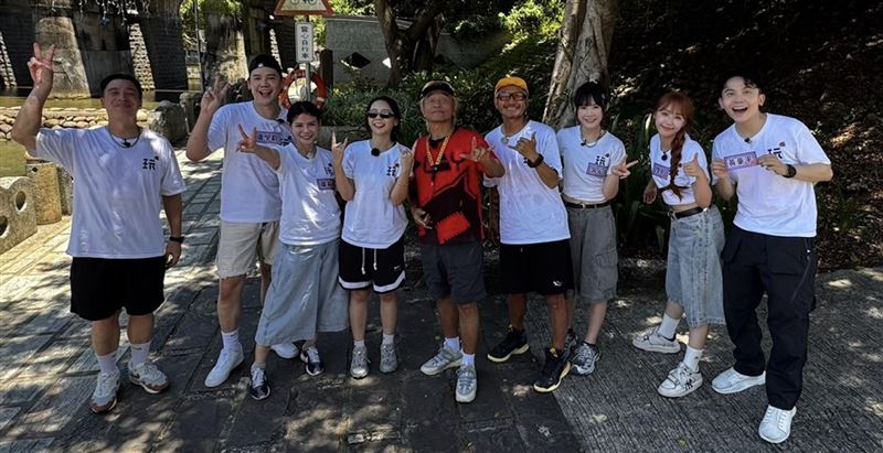 無尊(左起)、盧學叡、蘿莉塔、曾薀帆、吳宗憲、KID、吳心緹、聖恩、黃豪平一起出外景。(圖/綜藝玩很大提供)