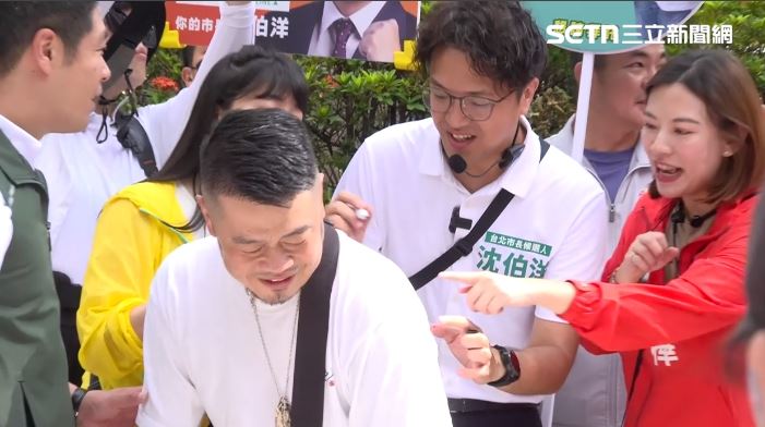 沈伯洋東湖五分市場拜票，男子許願要沈伯洋在衣服上寫下「洋流市起」（圖／翻攝畫面）