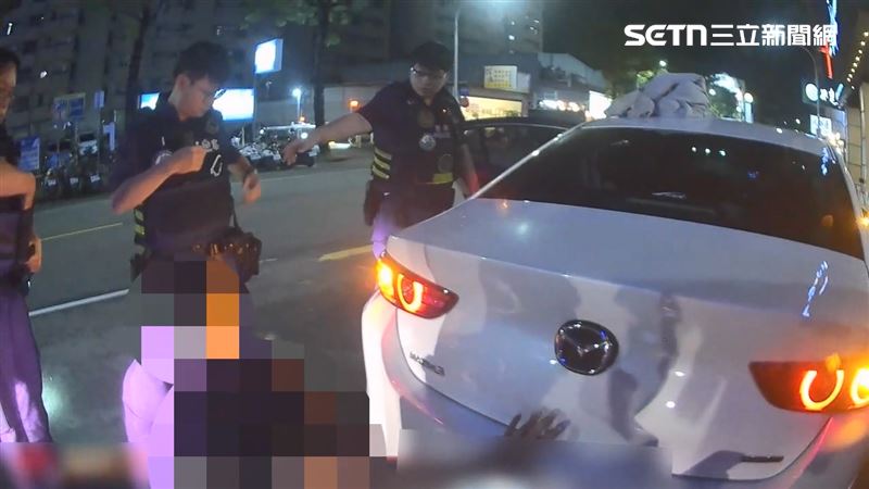 喊：我有良民證！被搜出槍毒…後座還躺人