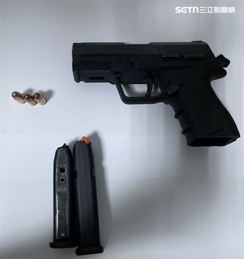 員警在車內查獲槍彈。（圖／翻攝畫面）