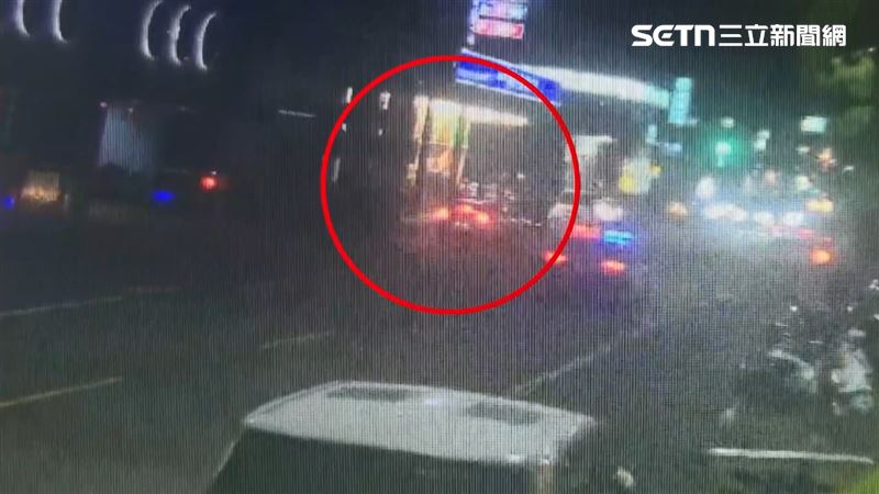 高雄市鼓山警分局員警日前巡邏時，發現一輛逆向、違停的車輛，意外查獲槍毒。（圖／翻攝畫面）
