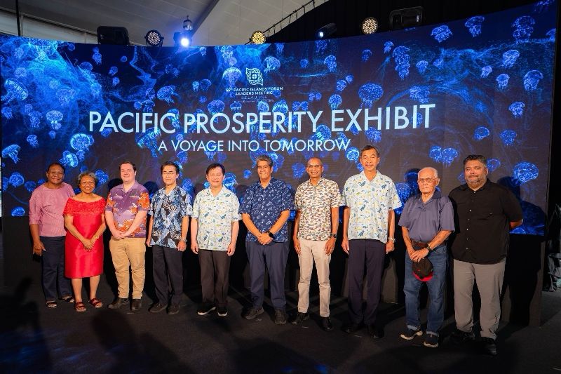 外交部長林佳龍應友邦帛琉總統惠恕仁邀請,出席「太平洋繁榮特展」開幕典禮,並與美國、日本、澳大利亞駐帛琉使節一起參觀展覽,見證台灣與帛琉、太平洋友邦與理念相近國家長期推動區域合作的具體成果。(圖/外交部提供)