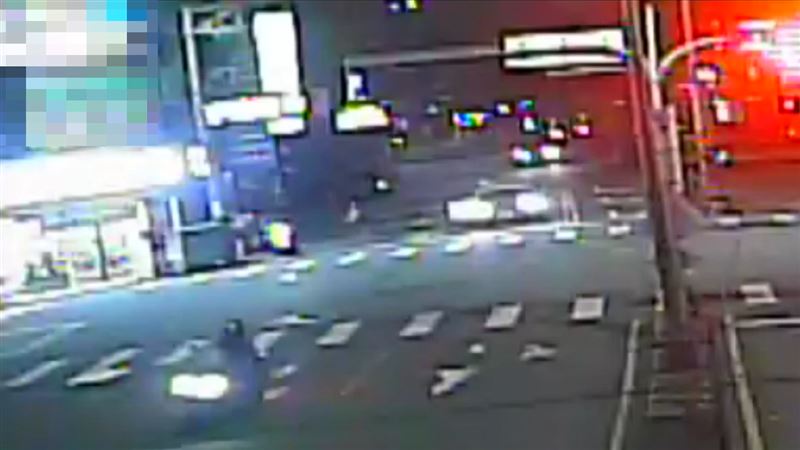 李女抱著1歲多的兒子衝向巡邏車求助,經警方開道孩童順利趕抵醫院救治。(圖/翻攝畫面)