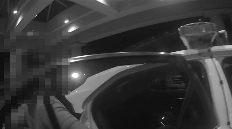員警開啟警報器開道急奔,僅用5分鐘便將男童安全送抵醫院急診室。(圖/翻攝畫面)