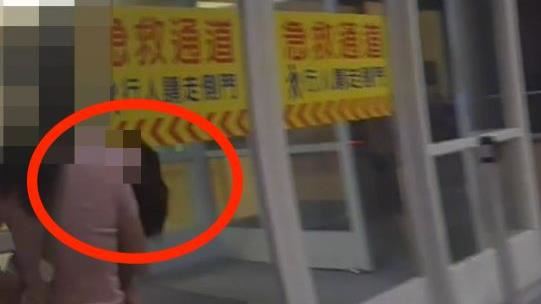 男童抽蓄⋯母崩潰求助！暖警鳴笛開道搶命