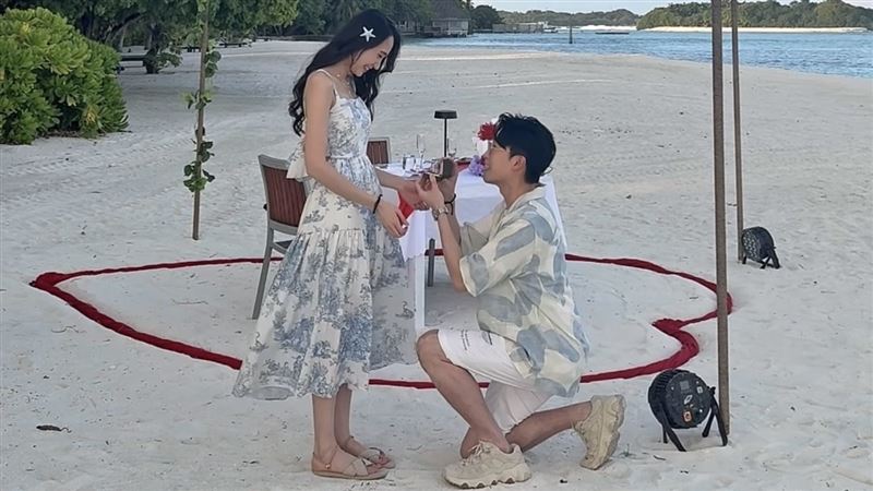 47歲男星求婚了　鑽戒套牢14年模特女友