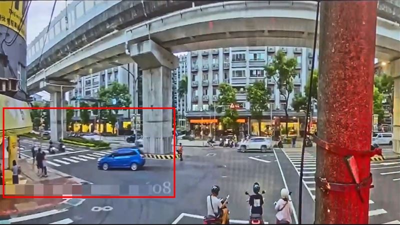 老翁開車在板橋文化路上大逆向。(圖/翻攝畫面)