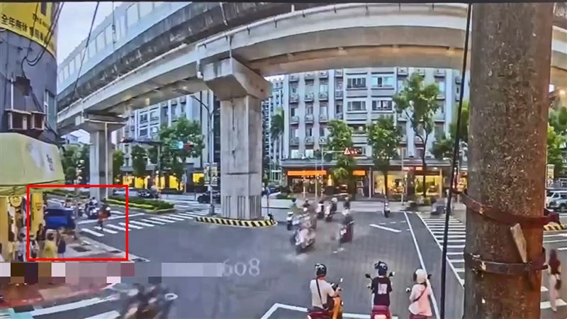 離譜老翁開車逆向衝騎樓險釀禍　原因竟是