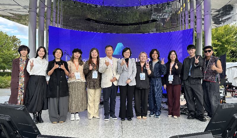 西雅圖台灣音樂節FORMOSOUND活動總監廖英博(右5)攜手台灣「愛之日常音樂節」在大西雅圖地區舉辦音樂盛會,倡議多元平權。(圖/中央社)
