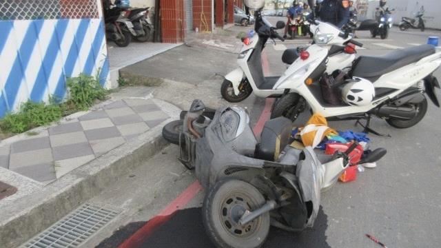 機車左轉遭2車連撞！騎士口鼻出血送醫亡