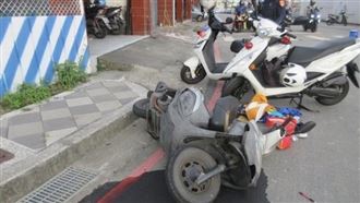 機車左轉遭2車連撞！騎士口鼻出血送醫亡