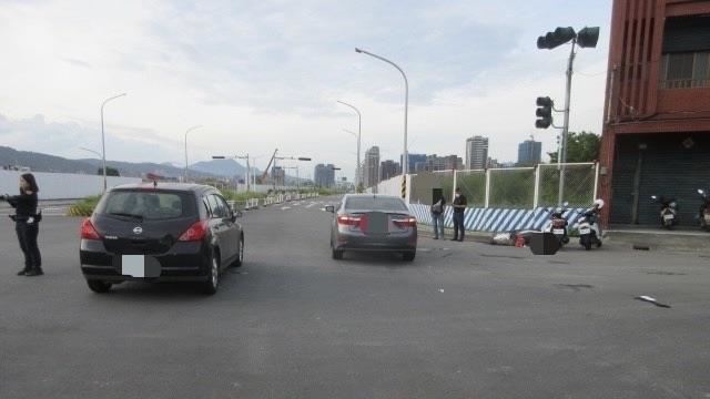 新北市新莊區莊泰路、三泰路口,發生驚悚死亡車禍,林姓機車騎士遭2汽車撞擊後,連人帶車噴飛倒地,傷重送醫不治。(圖/翻攝畫面)