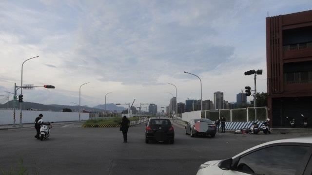 新北市新莊區莊泰路、三泰路口,發生驚悚死亡車禍,林姓機車騎士遭2汽車撞擊後,連人帶車噴飛倒地,傷重送醫不治。(圖/翻攝畫面)