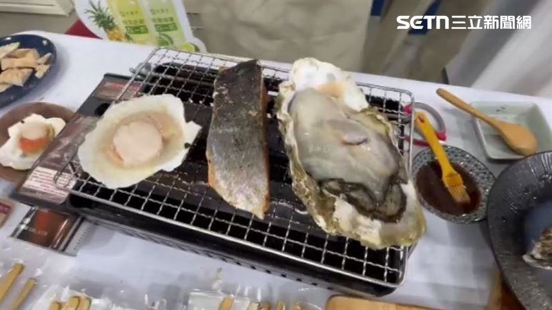 中秋節快到了,彰化花壇海鮮業者推出日本生蠔,堪比成人手掌大