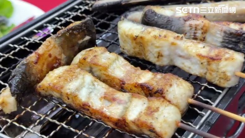 彰化區漁會今年推出的海陸雙饗烤肉組包括海鮮及肉品,首度加入生鰻魚烤串