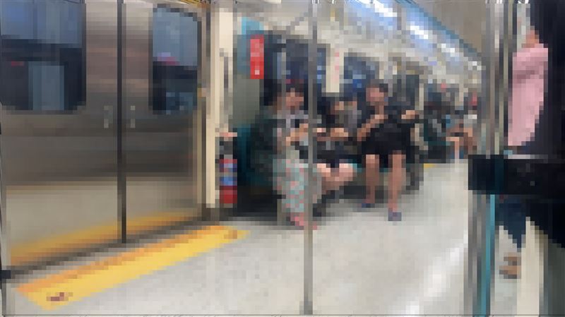 小五男童在新北捷運車廂內遭指控性騷。(圖/翻攝畫面)