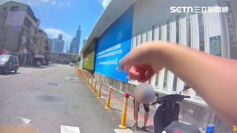 北市王男半裸持水果刀當街閒晃遭逮。(圖/翻攝畫面)