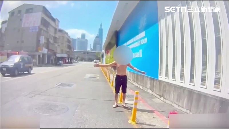 半裸持刀街頭閒晃　松山警意外查獲通緝犯