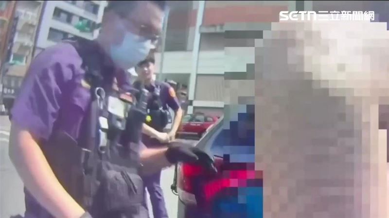 北市王男半裸持水果刀當街閒晃遭逮。(圖/翻攝畫面)