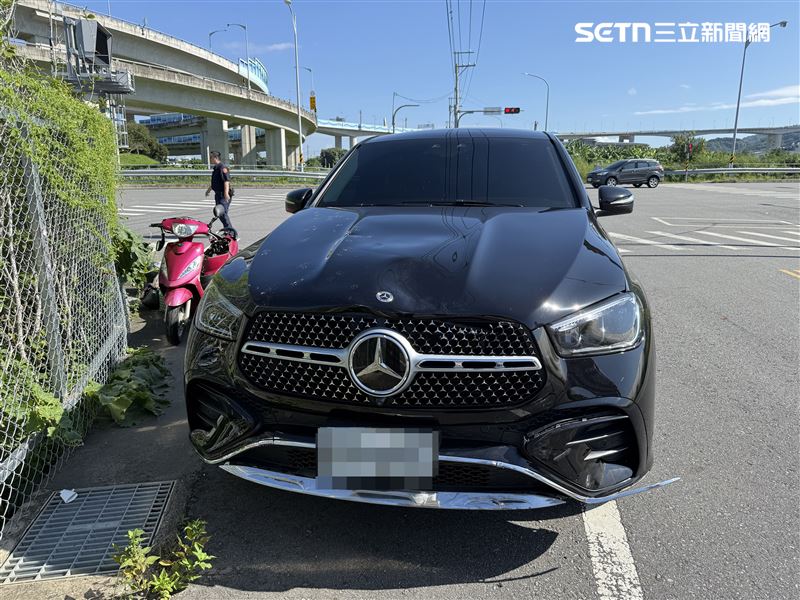 婦人騎機車闖紅燈,在路口與賓士車發生碰撞。(圖/翻攝畫面)