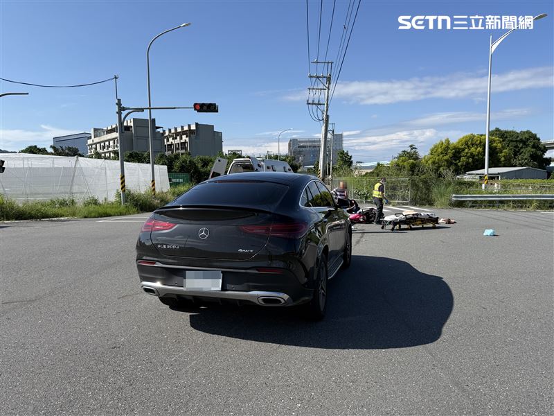 婦人騎機車闖紅燈,在路口與賓士車發生碰撞。(圖/翻攝畫面)