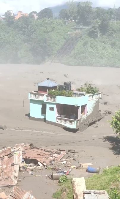 尼泊爾洪災逾600死,村落遭吞噬,1棟淺綠色房屋屹立不倒。(圖/翻攝自X平台 @ILoveSiliguri)