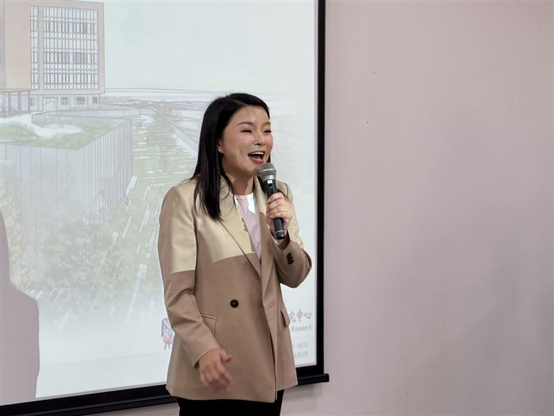 雲林縣長參選人張嘉郡29日出席「深耕地方藥事照護研討暨個案討論會」。(圖/張嘉郡提供)