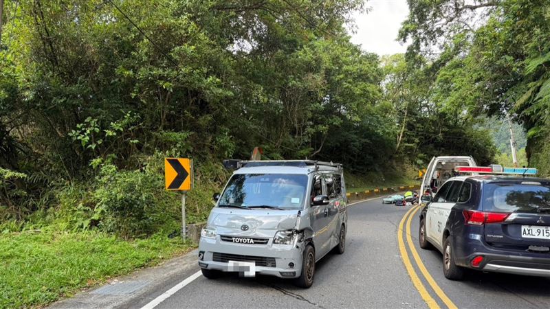 遭撞的廂型車。(圖/翻攝畫面)