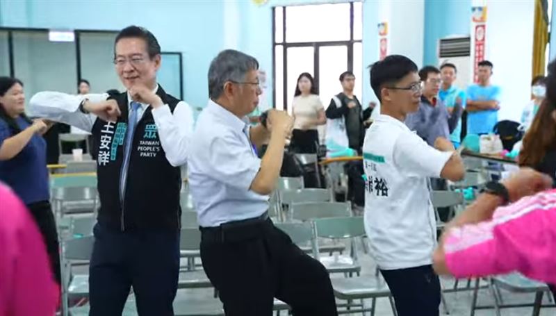 柯文哲出席活動,開心與民眾跳舞。(圖/翻攝畫面)