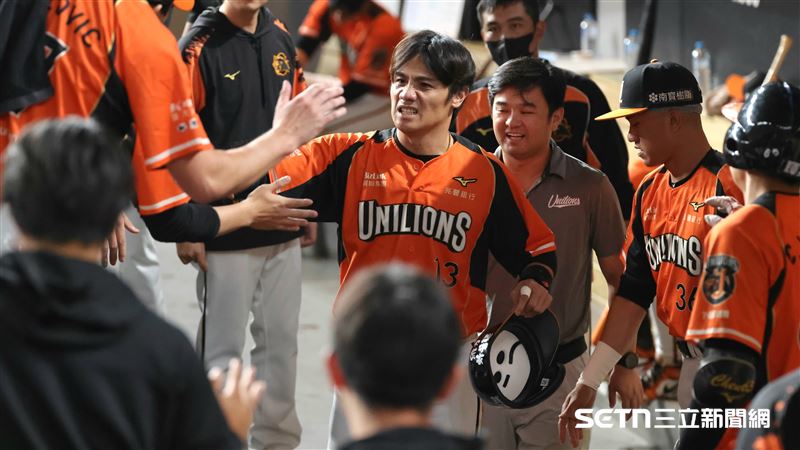 統一獅指定打擊陳鏞基跑回球隊第1分。(圖/記者劉彥池攝影)