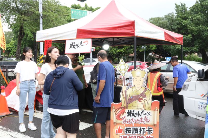 彰員林市地藏庵舉辦普渡法會，蝦味先現場設攤與民眾互動。（圖／翻攝畫面）