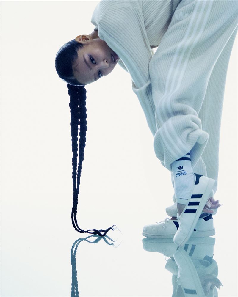 雙方首個聯名系列adidas Originals by JENNIE。(圖/品牌業者提供)