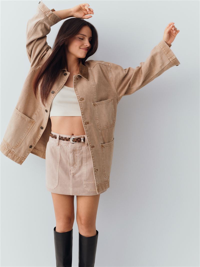 GAP推出2026秋季形象廣告「DENIM ON YOUR OWN」,攜手Inde Navarrette 展現個人風格。(圖/品牌業者提供)