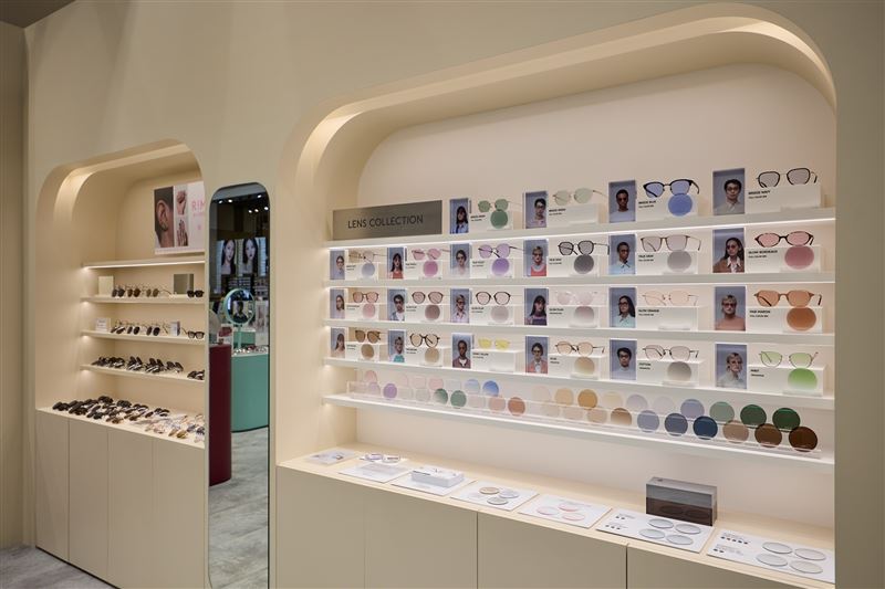 RIM BY JINS是JINS主打流行穿搭的特別型態店,店內吸睛的彩色鏡片牆,提供潮流人士上百種顏色選擇,打造獨特的個人造型。(圖/品牌業者提供)