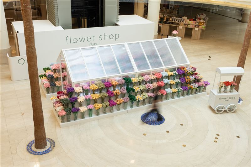 Cj Hendry 「Flower Shop TAIPEI」POP UP 登台!上百朵絨毛花卉於微風廣場綻放。(圖/品牌業者提供)