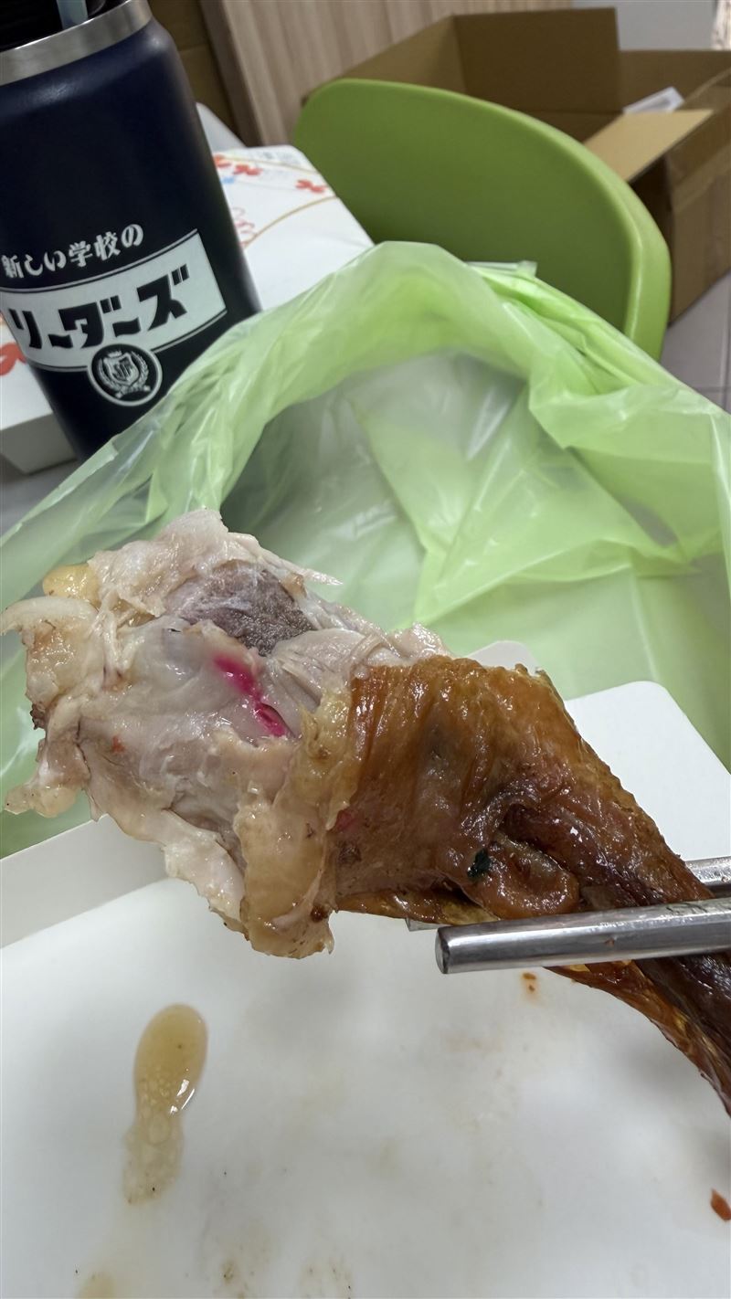 不少網友吃到「普渡便當」,覺得味道不太一樣,自嘲「有拜有保庇」。(圖/翻攝自Threads @queenbee_8300)