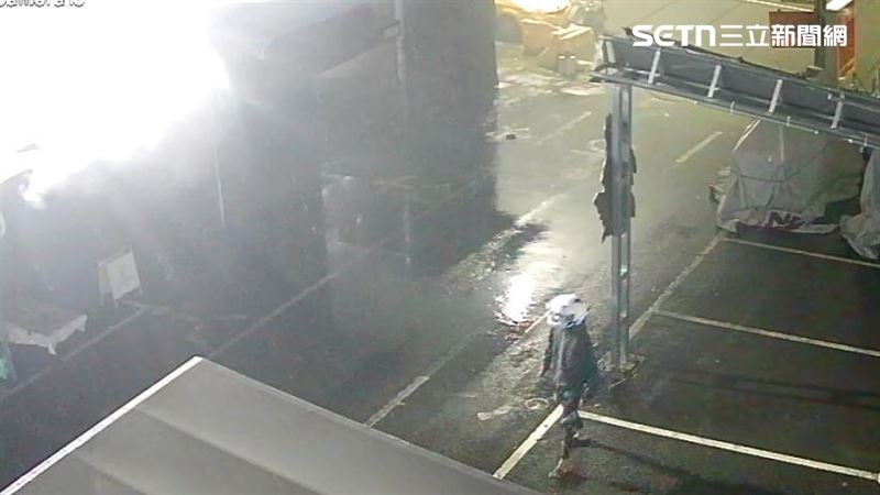 高雄青年夜市凌晨發生火警,有學生路過發現有攤位冒出濃煙緊急報警