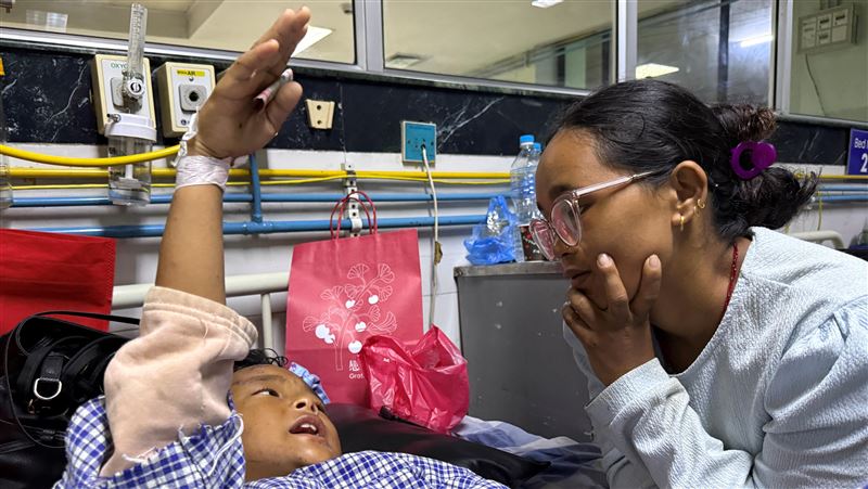 尼泊爾8歲童上課遇災 母尋2天淚:以為死了