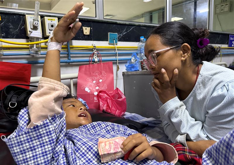 8歲男童在洪災來臨時爬樹躲過,如今與母親重逢。(圖/路透社/達志影像)