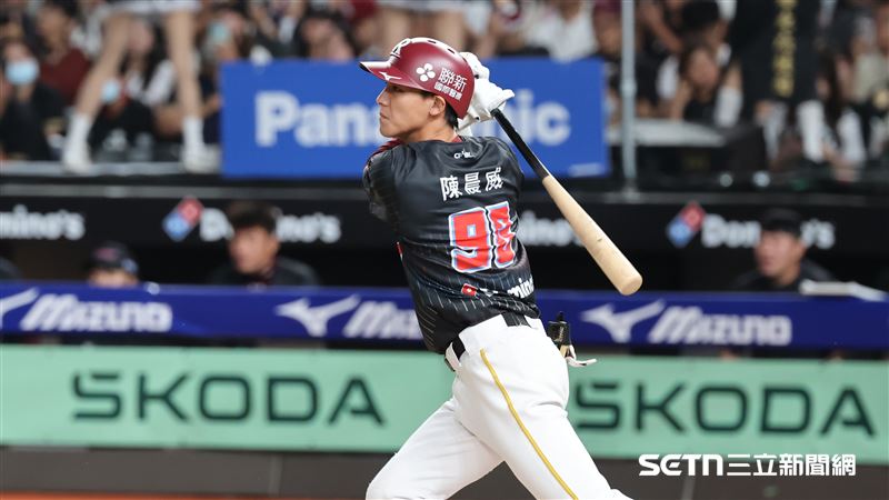中職37年例行賽,樂天桃猿中外野手陳晨威。(圖/記者劉彥池攝影)