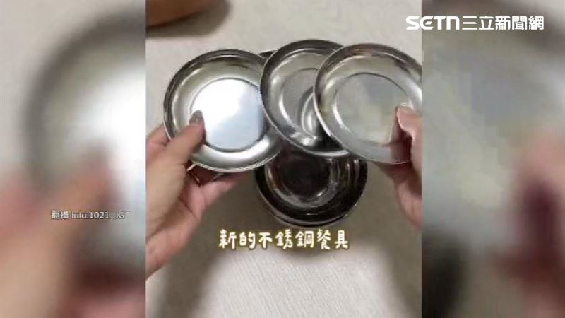 不銹鋼餐具的表面會有殘留的工業用黑油，第一次使用之前務必先做好清潔工作
