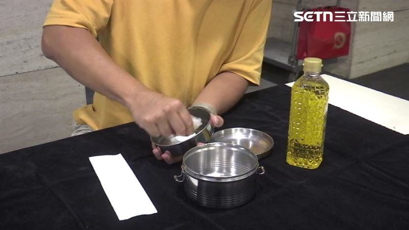 避免把黑油吃下肚，可以利用「油」來溶解