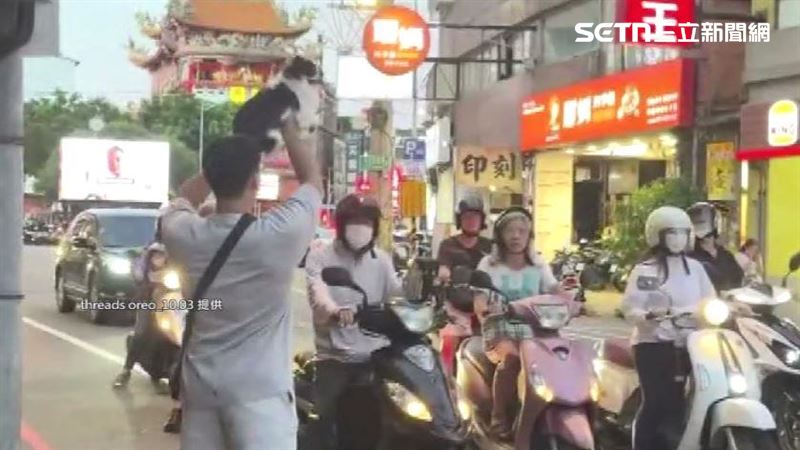 健美國手邱先生為了幫愛犬慶生，在路口高舉狗，逢人就大喊「祝牠生日快樂」