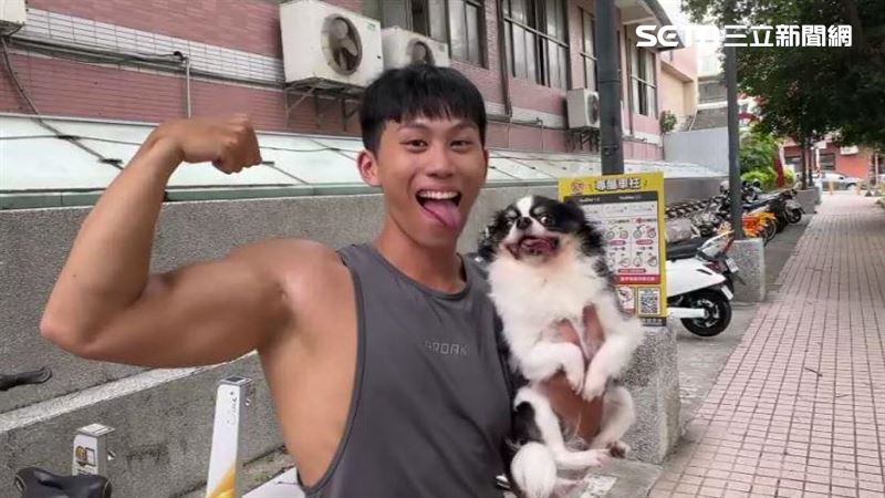 飼主邱先生本身是健美國手兼健身教練，手上抱著的吉娃娃OREO今年滿五歲